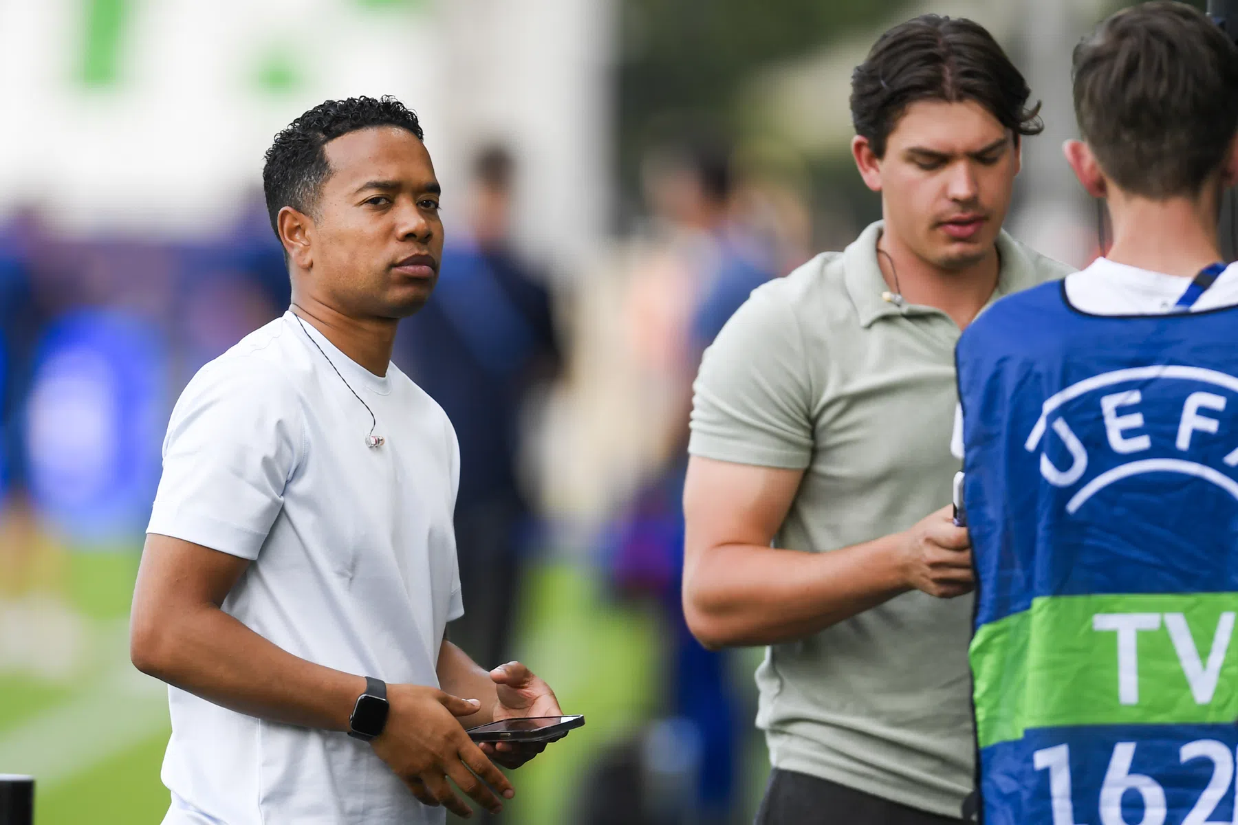 Urby Emanuelson bevestigt rol als assistent bij Ajax | VoetbalNieuws