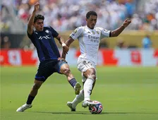 Thumbnail for article: 'Bod uit Amsterdam: Ajax wil Club WK-uitblinker overnemen vanuit Mexico'