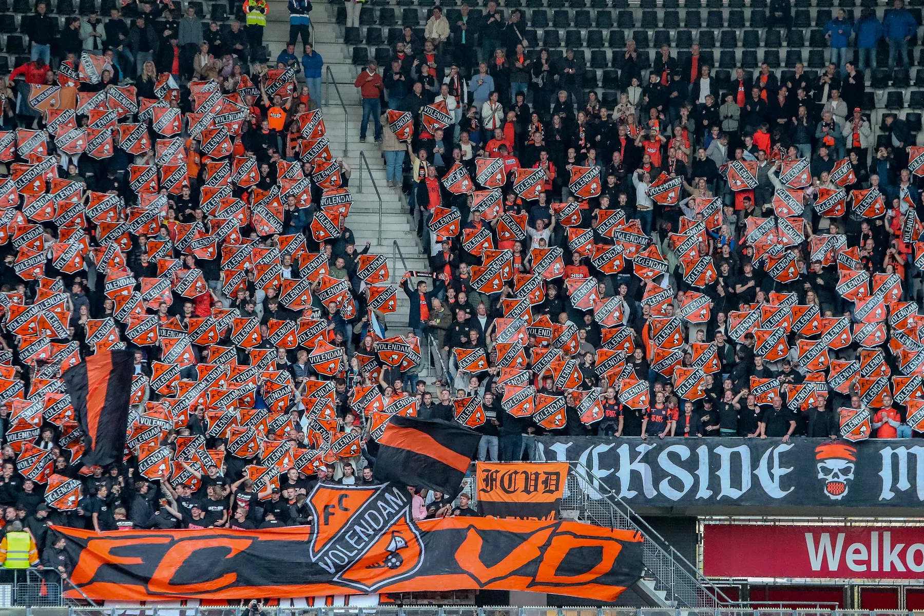 Lege tribunes voor Go Ahead Eagles en FC Volendam bij start Eredivisie | VN