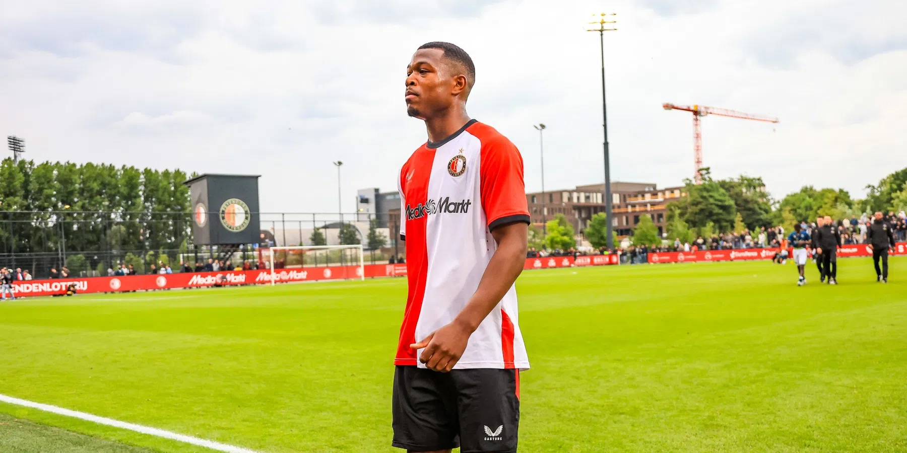 Exit uit Rotterdam: Redmond verlaat Feyenoord en tekent bij Premier League-ploeg
