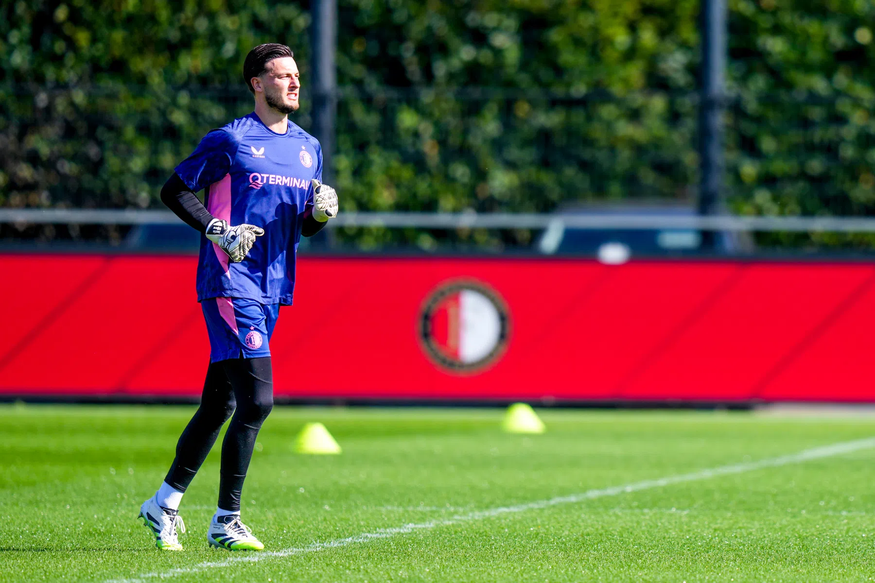 Bijlow eerste keeper van Feyenoord onder Van Persie | VoetbalNieuws