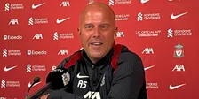 Thumbnail for article: Van Bronckhorst gepresenteerd: dit is de volledige staf van Slot bij Liverpool 