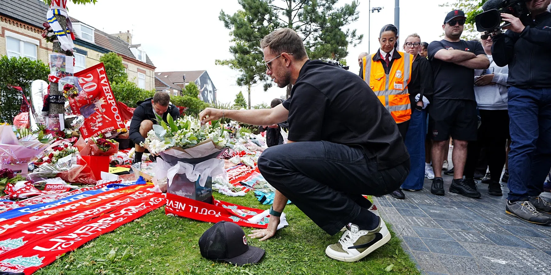Emotionele Henderson reist af naar Liverpool en herdenkt Jota