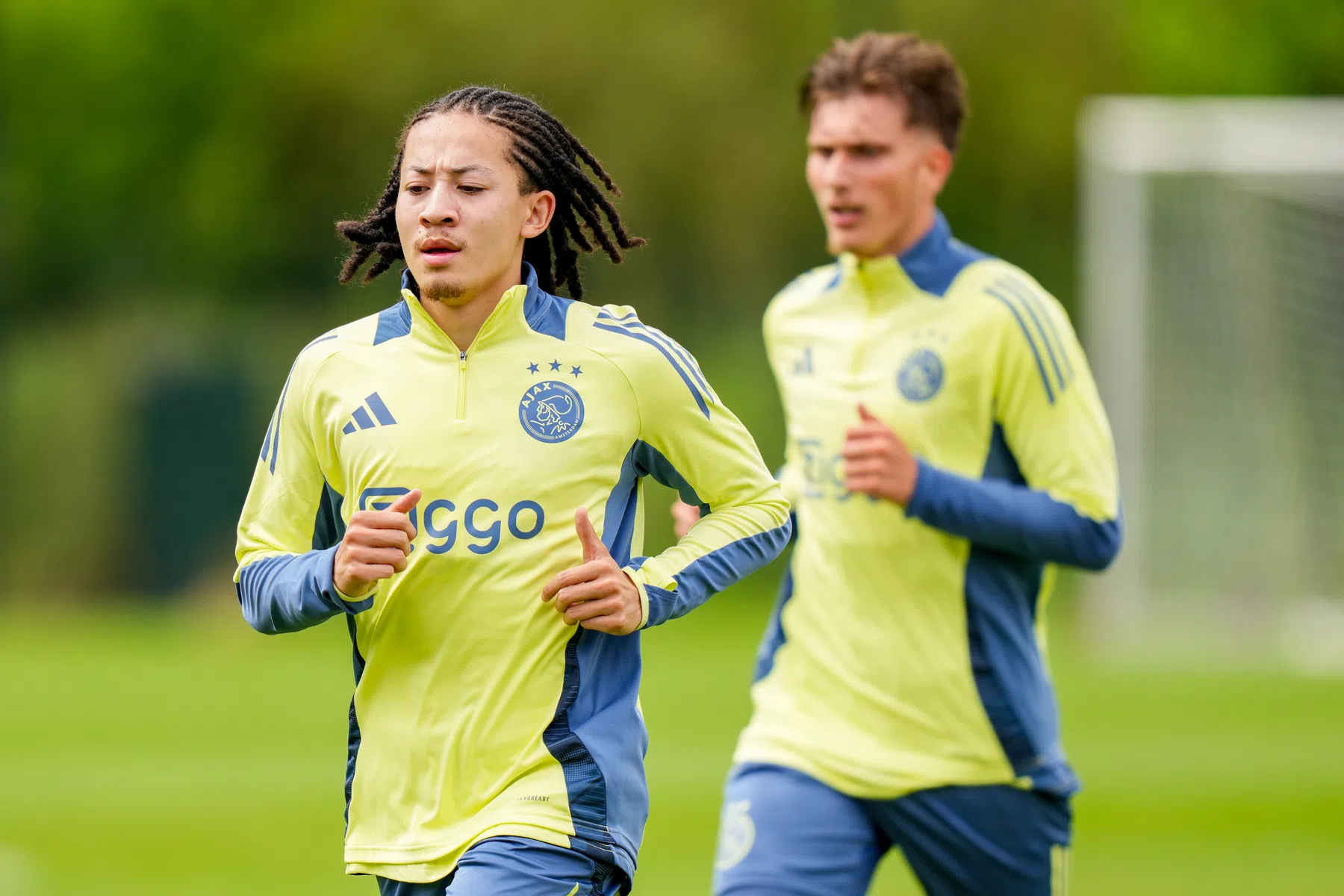 Ajax wint met 6-3 van Hibernian: Heitinga begint sterk | VN