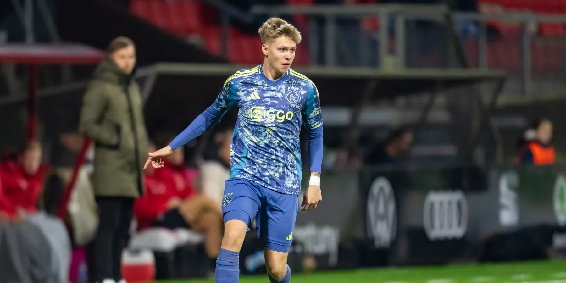 Nieuws uit Amsterdam: middenvelder vertrekt en tekent vijfjarig contract bij FC Tw