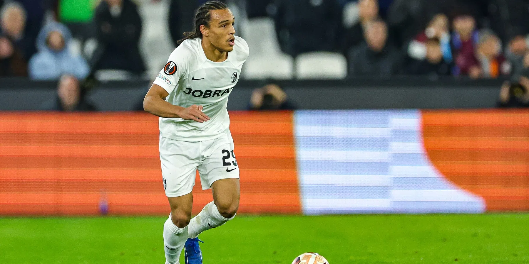 Wie is Kiliann Sildillia, de veelzijdige rechtsback waar PSV in gesprek mee is?