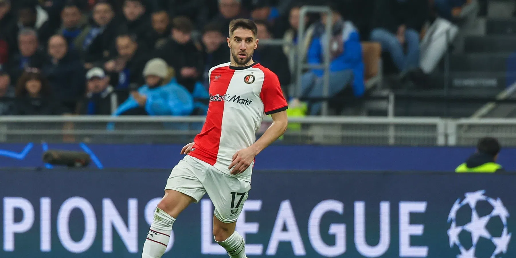 Feyenoord-vertrek aanstaande: aanvaller poseert met shirt van PAOK en staat voor e