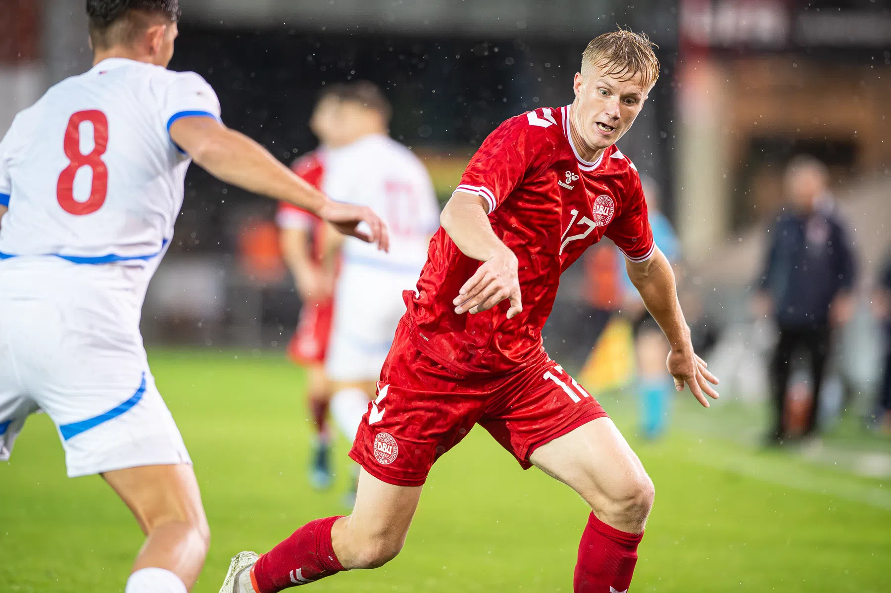 AZ presenteert Isak Jensen: Deense vleugelaanvaller tekent tot 2030 | VoetbalNieuw