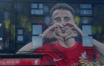 Muurschildering van Jota vereeuwigd nabij Anfield | VoetbalNieuws