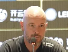 Ten Hag gevraagd naar mogelijke Antony-interesse: 'Hij is als een zoon voor mij'  