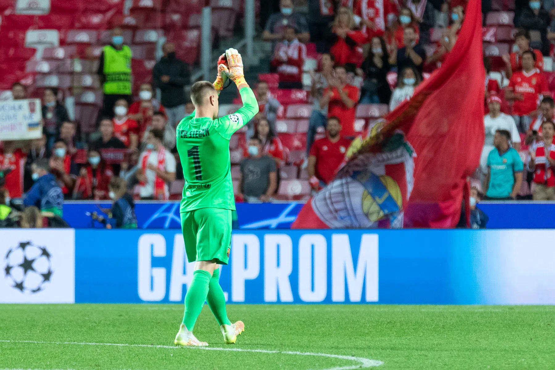 Ter Stegen weer maanden uit de roulatie na rugoperatie | VoetbalNieuws