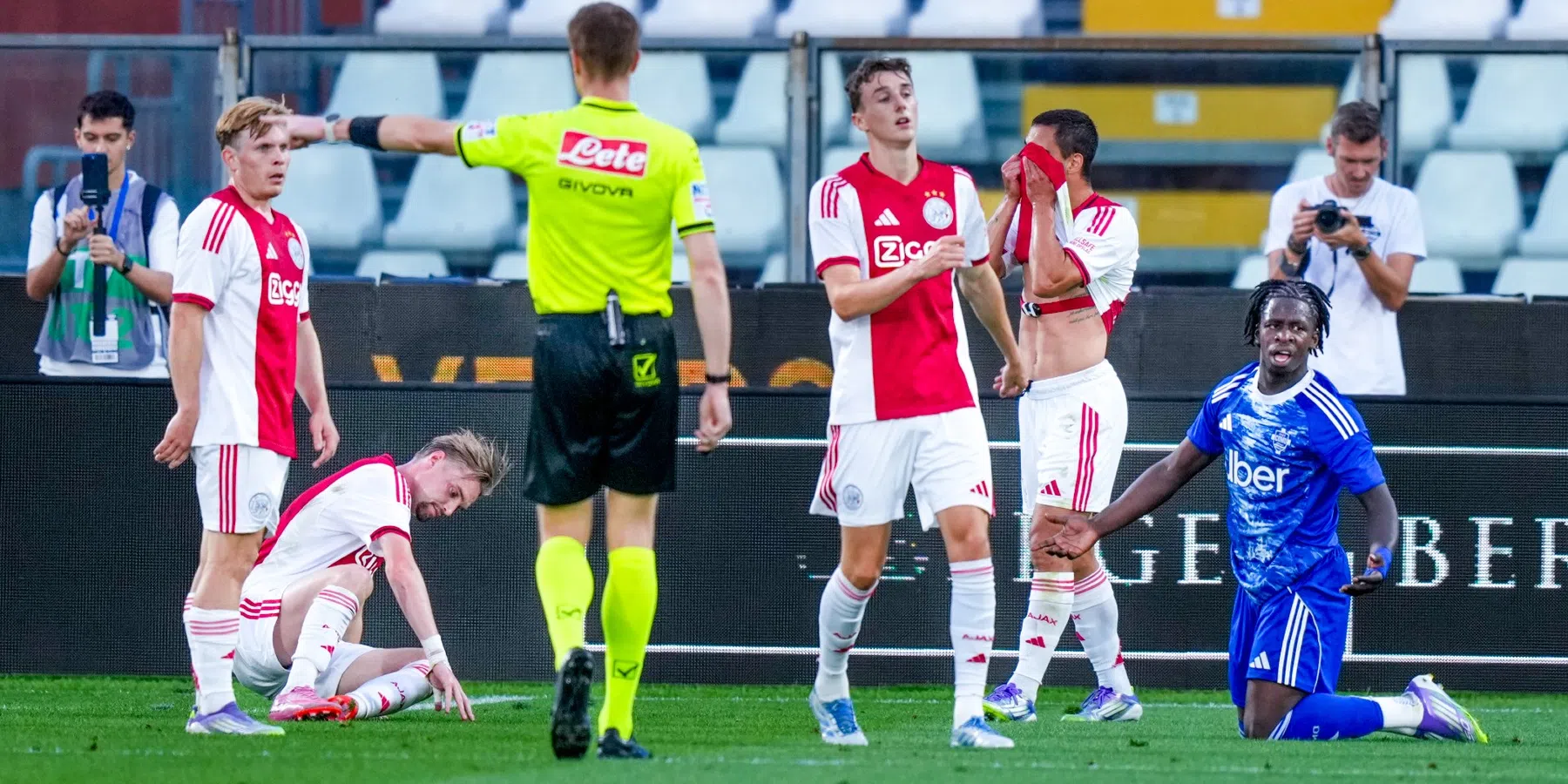 Ajax stelt teleur in finale en verliest met ruime cijfers van Como