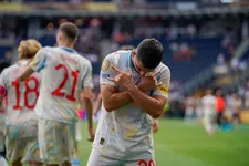 Thumbnail for article: Nieuwe nummer tien in aantocht: Gloukh vliegt met entourage naar Ajax