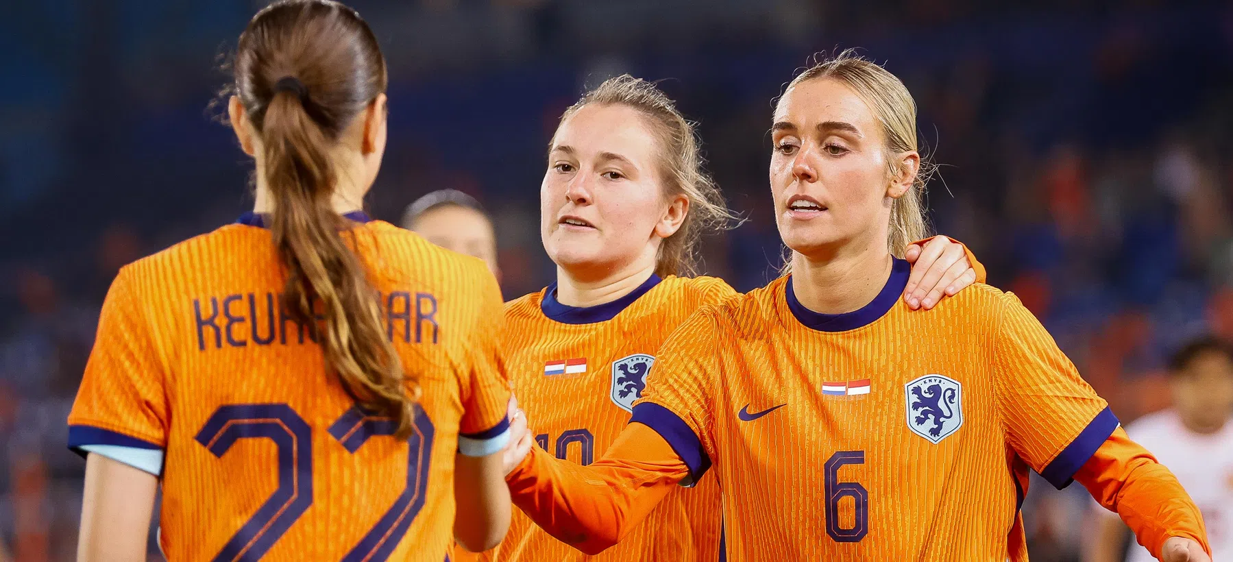 Veurink rondt staf Oranje Vrouwen af met Reuser en Redan | VoetbalNieuws