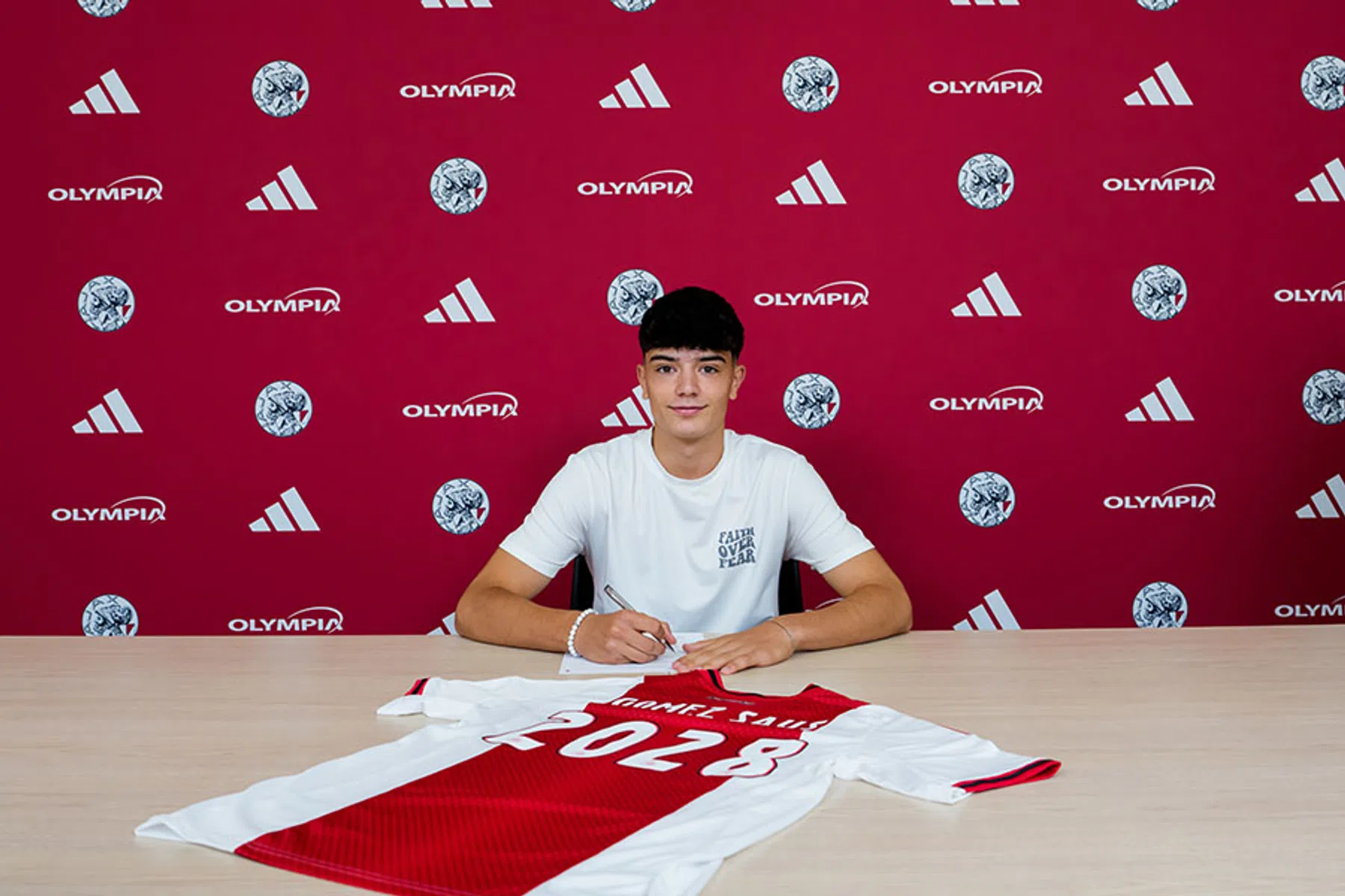 Ajax haalt Eloi Gómez Saus op bij FC Barcelona | VoetbalNieuws