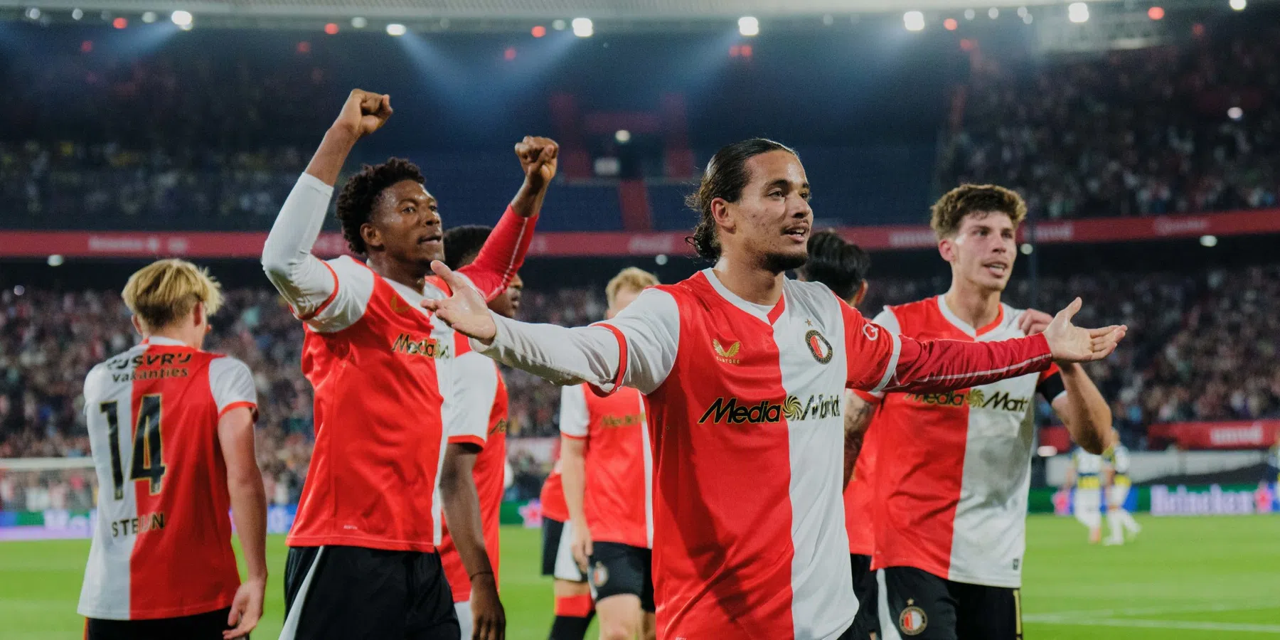 Feyenoord betovert De Kuip en verslaat Fenerbahçe: ‘Als een kerel teruggekeerd’