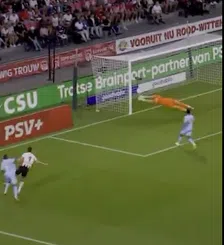 Van Bommel verrast Drommel uit onmogelijke hoek en scoort met buitenkant voet