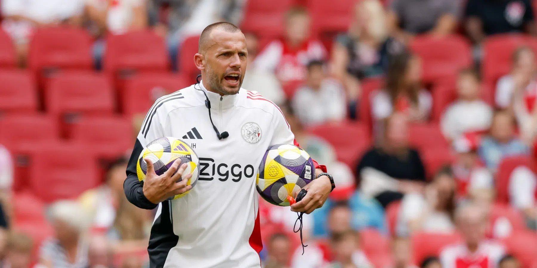 Heitinga geeft tekst en uitleg over Ajax-opstelling