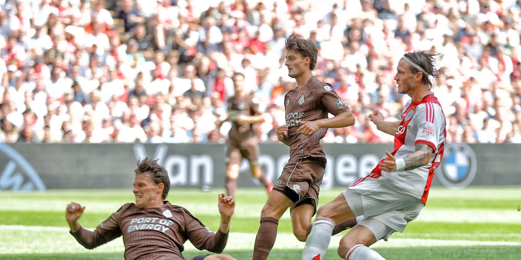 Moeizaam Ajax mag Weghorst bedanken en wint van promovendus Telstar
