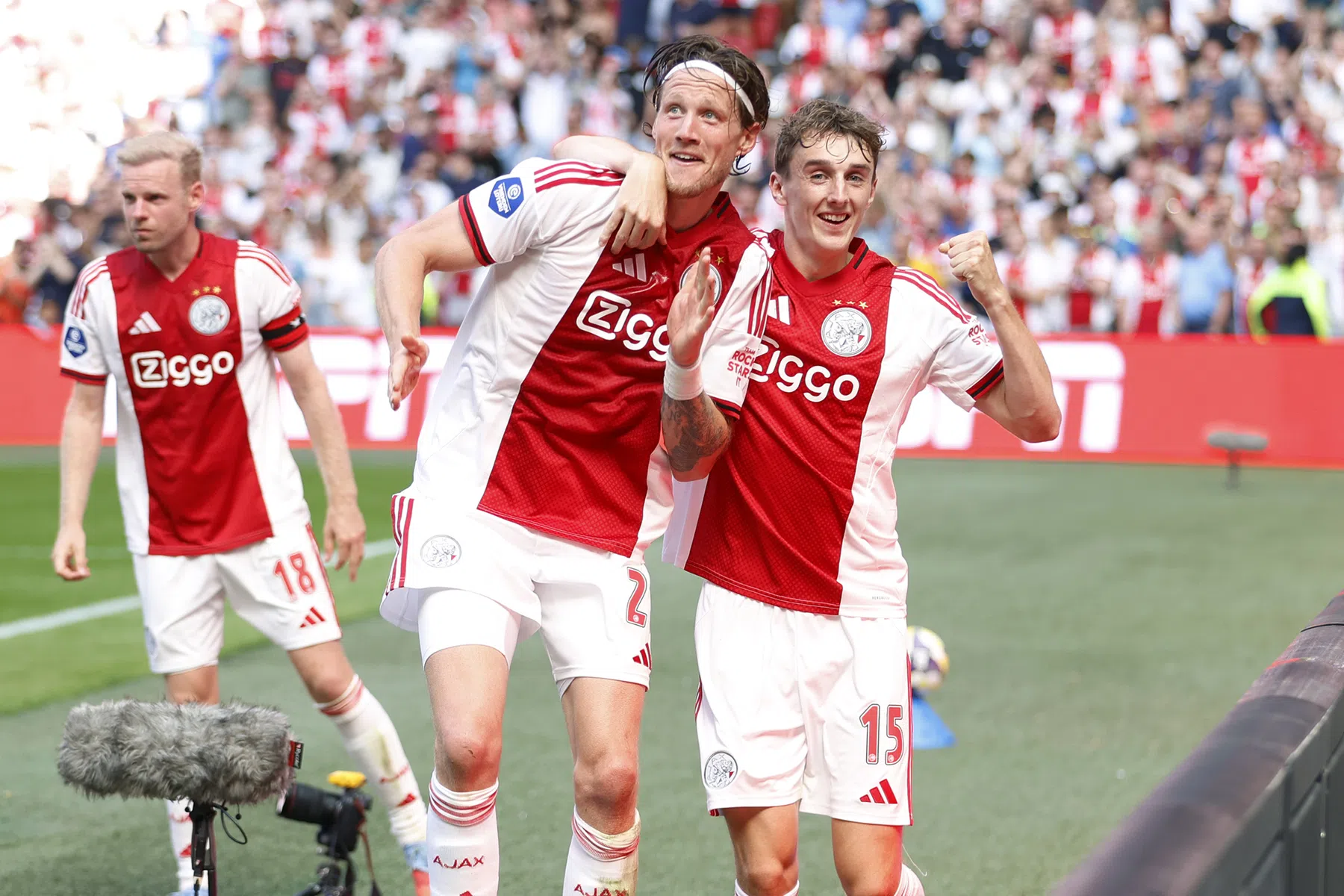 Youri Baas wil centraal spelen bij Ajax en ziet verbeterpunten | VoetbalNieuws