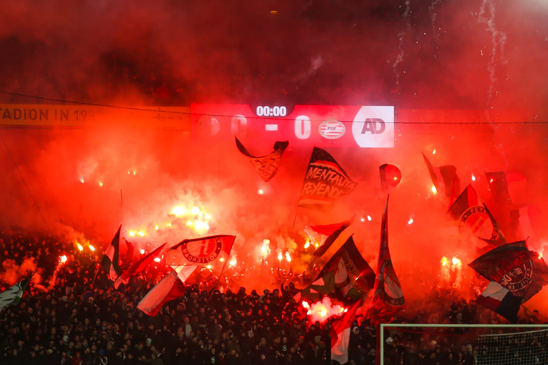 KNVB pakt relschoppers en vuurwerk harder aan met nieuwe technologie | VN
