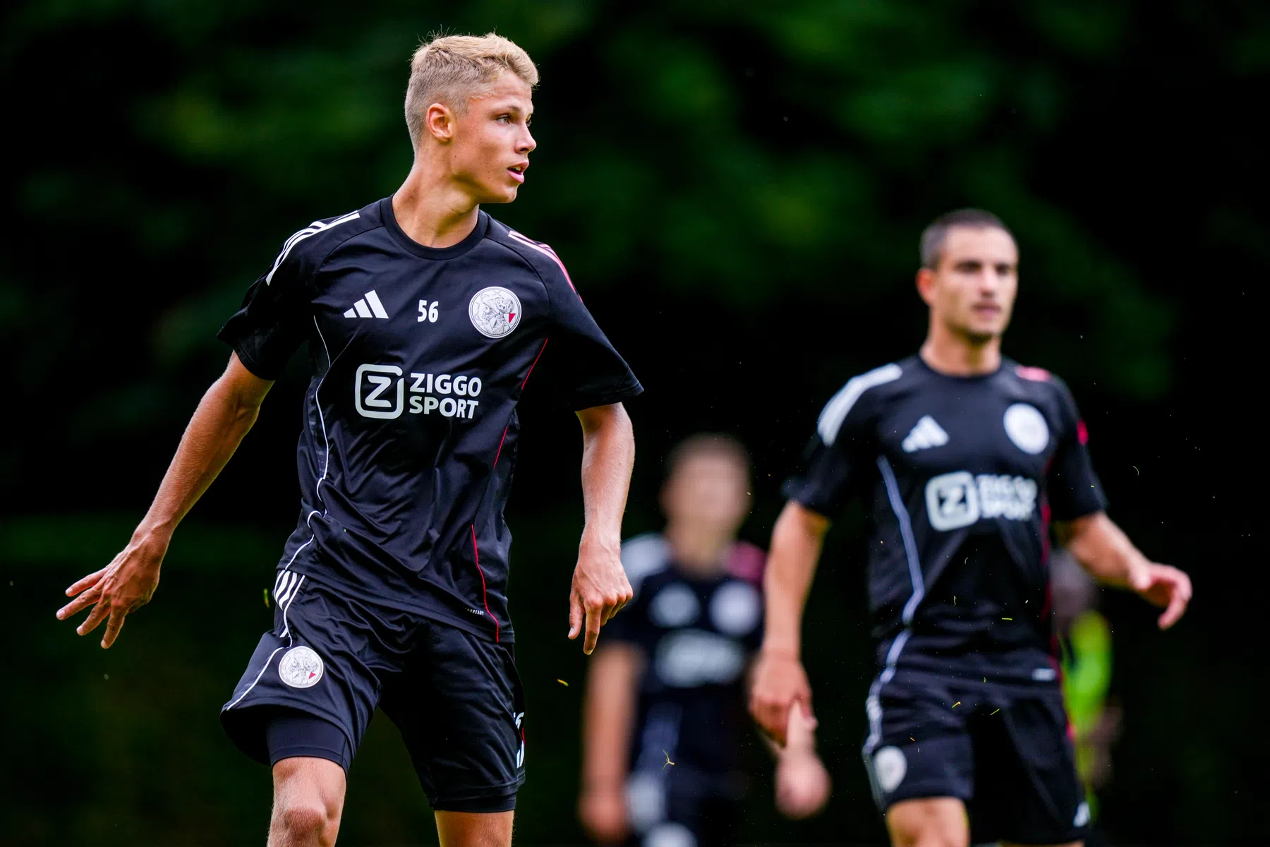 Ajax verlengt contract met talent Sean Steur tot 2028 | VoetbalNieuws