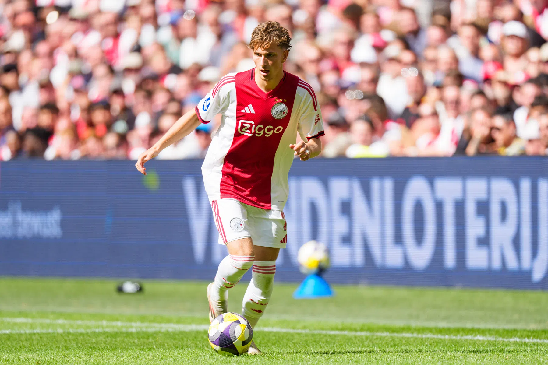 Napoli wil Mika Godts overnemen van Ajax | VoetbalNieuws