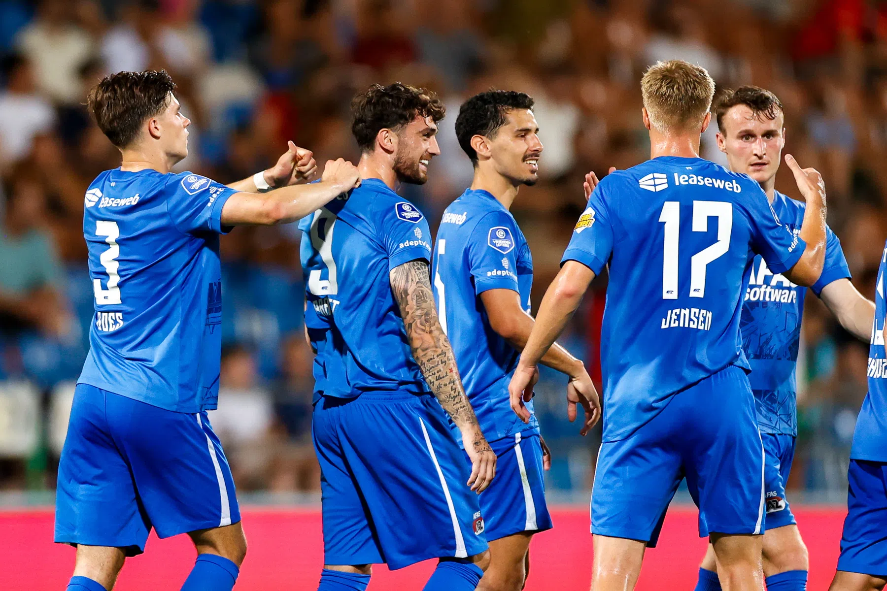AZ met tien man langs FC Vaduz en naar play-offs Conference League | VoetbalNieuws