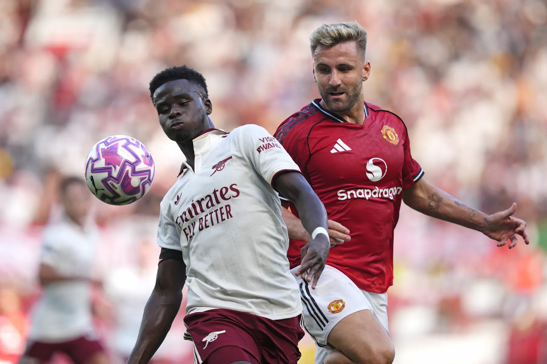 Arsenal wint bij United dankzij blunder Bayindir en goal Calafiori | VoetbalNieuws