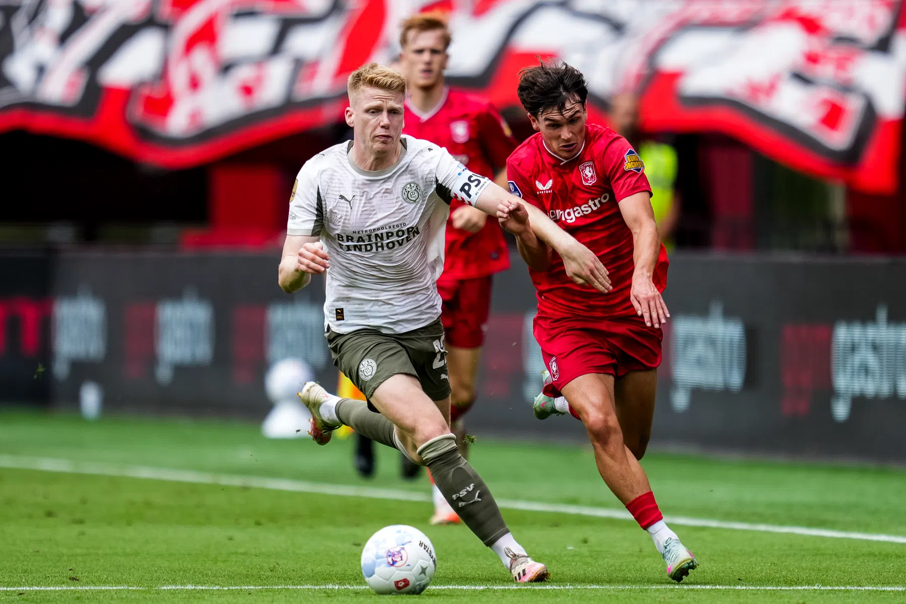 PSV wint bij Twente en blijft koploper in de Eredivisie | VoetbalNieuws