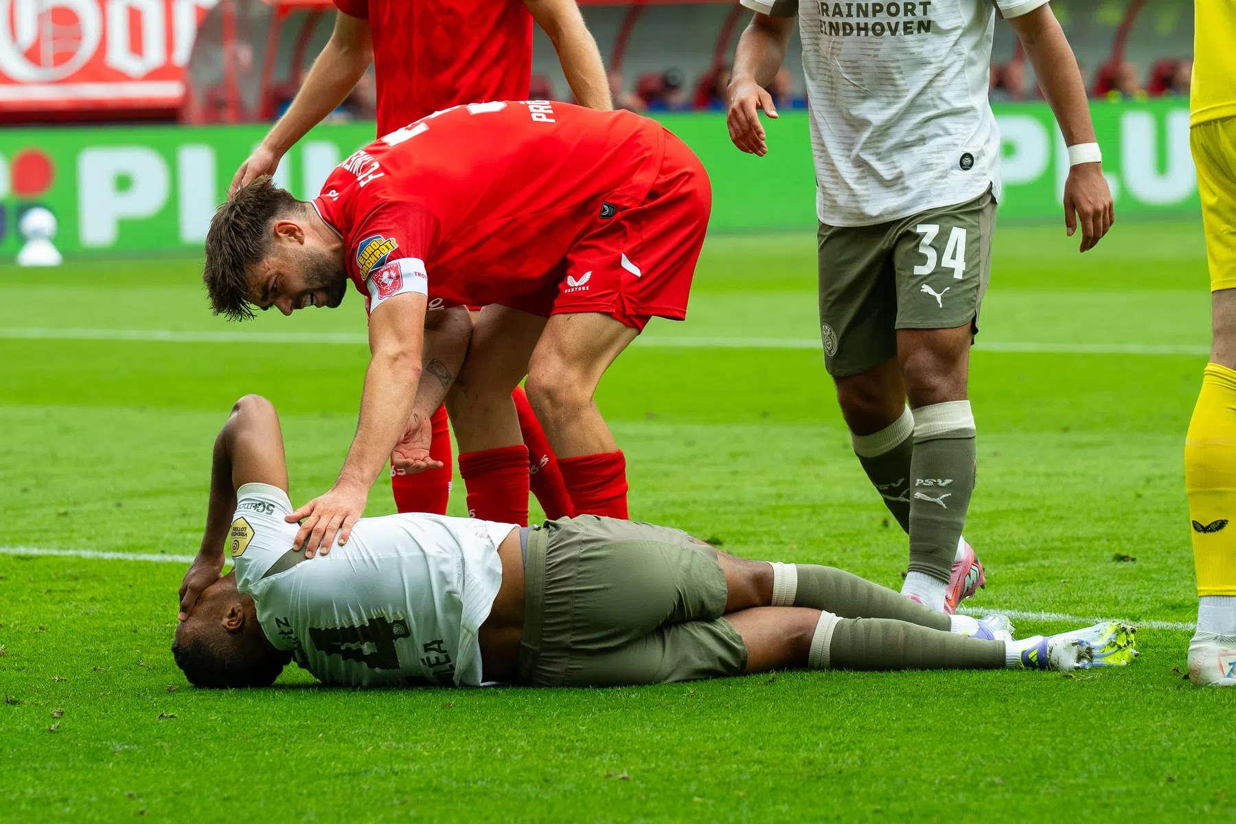 Pröpper baalt van blessure Pléa: 'Ongelukkig, heb sorry gezegd' | VoetbalNieuws