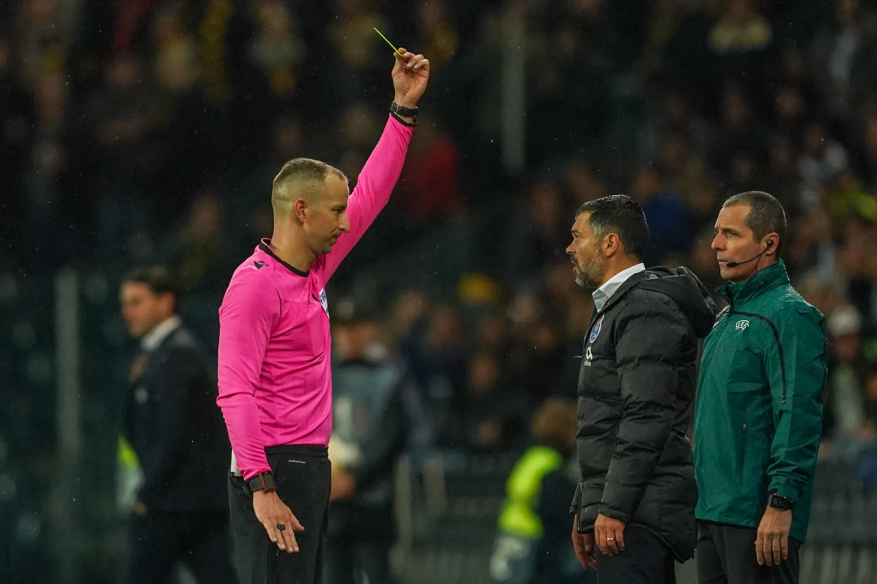 Hongaar Tamás Bognár fluit Levski Sofia - AZ in CL-play-offs | VoetbalNieuws