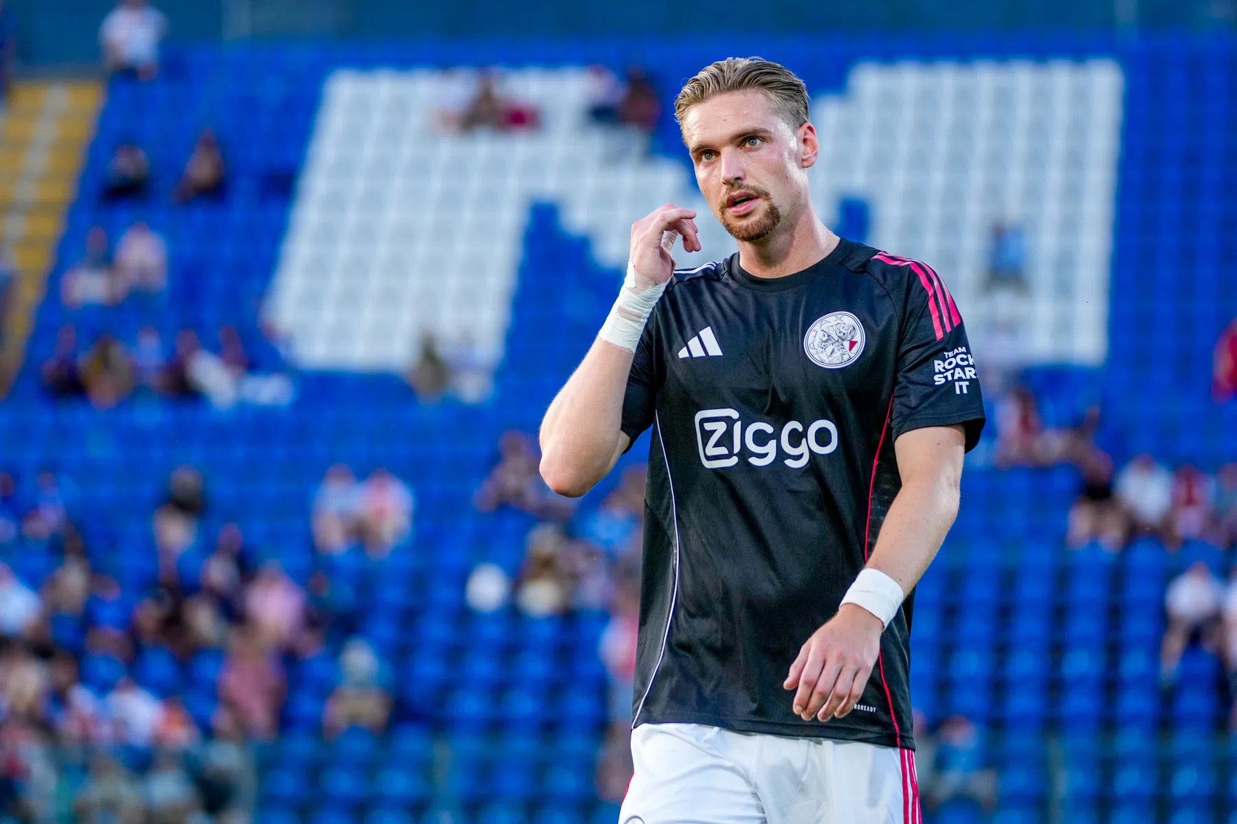 Ajax wil Kenneth Taylor belonen met nieuw contract na misgelopen transfer | VN