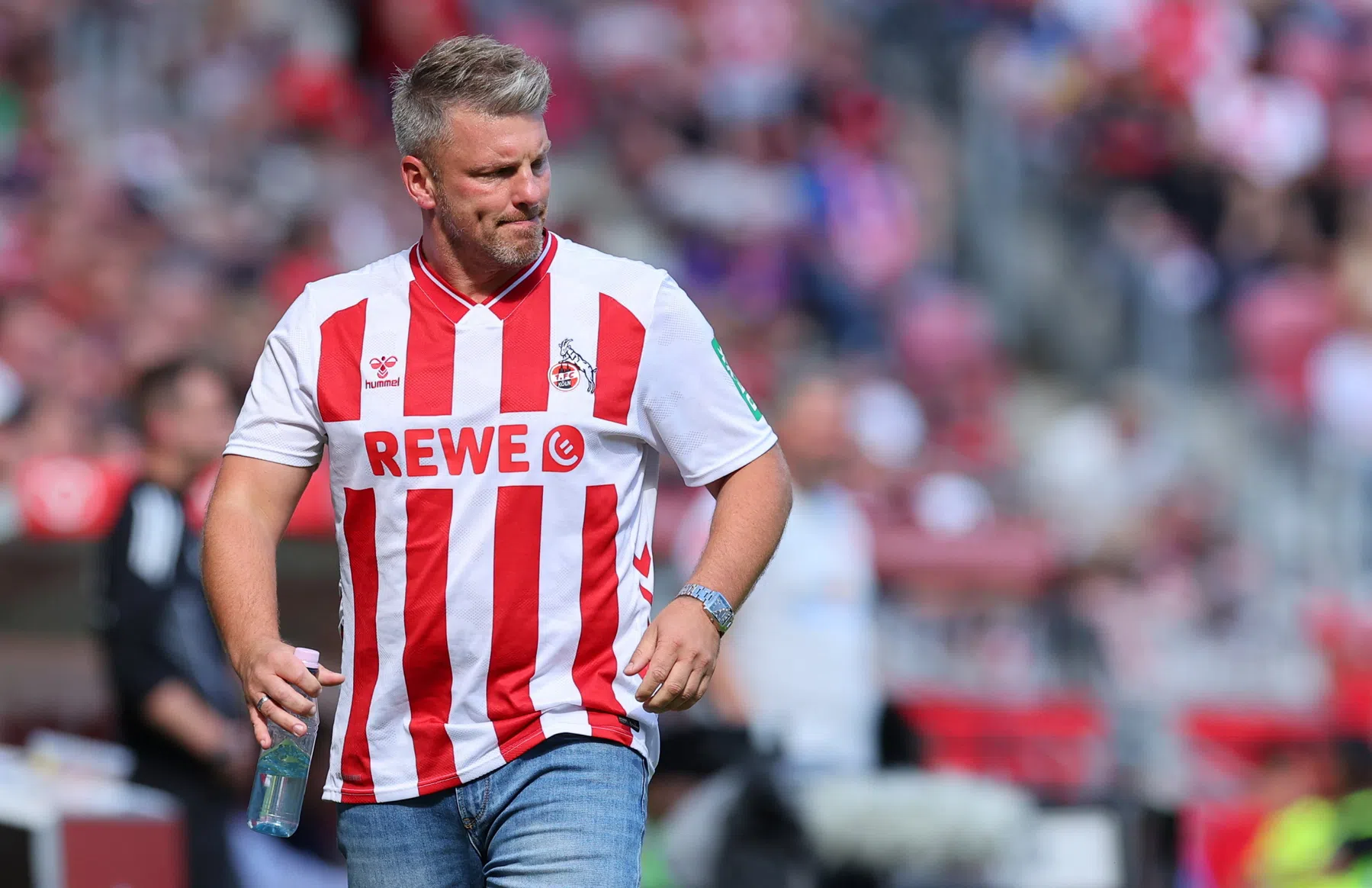 Trainer Kwasniok verrast in FC Köln-shirt bij Bundesliga-rentree | VoetbalNieuws