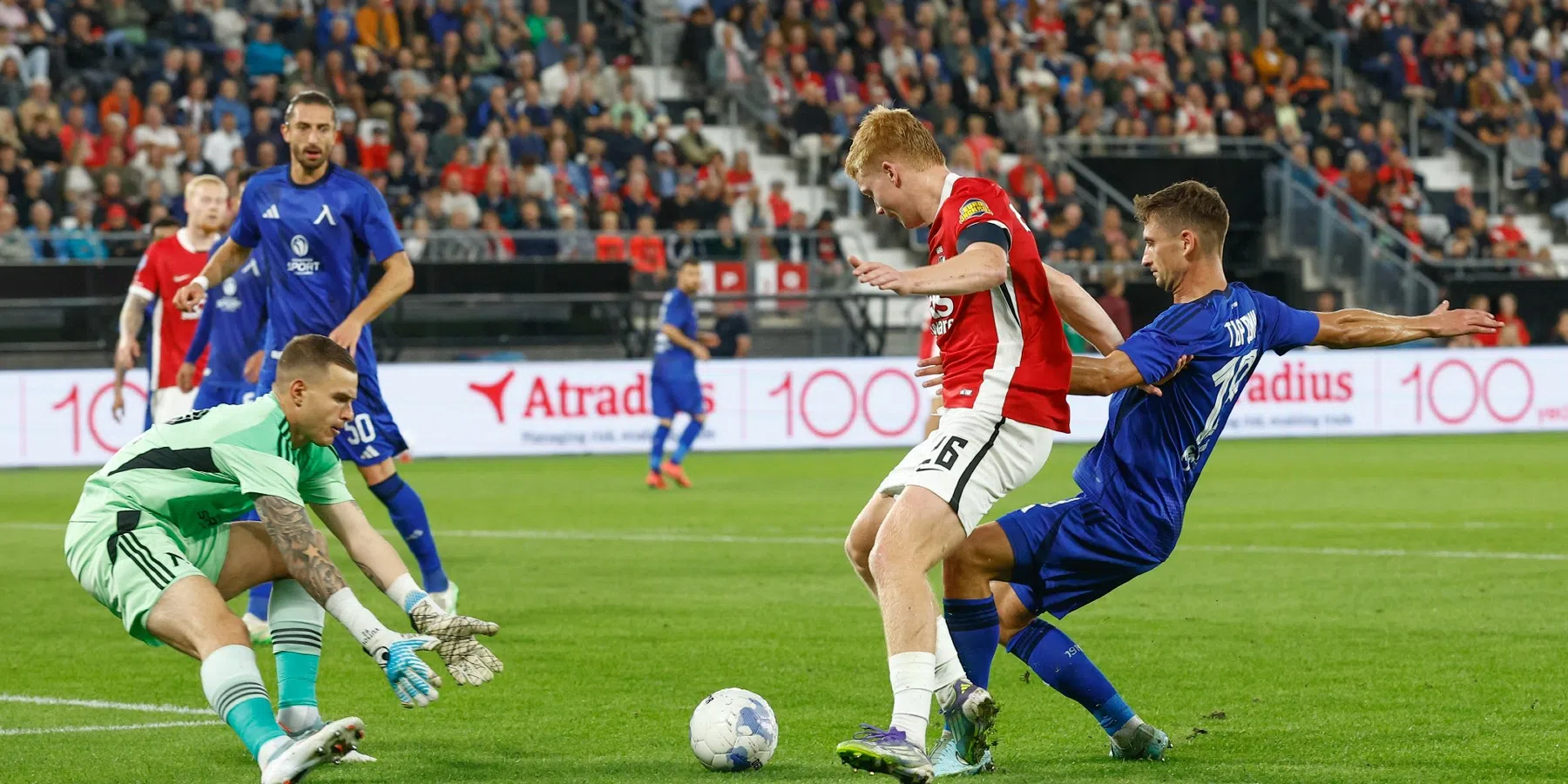 AZ pakt Conference League-ticket na snelle goals in eigen huis tegen Levski Sofia