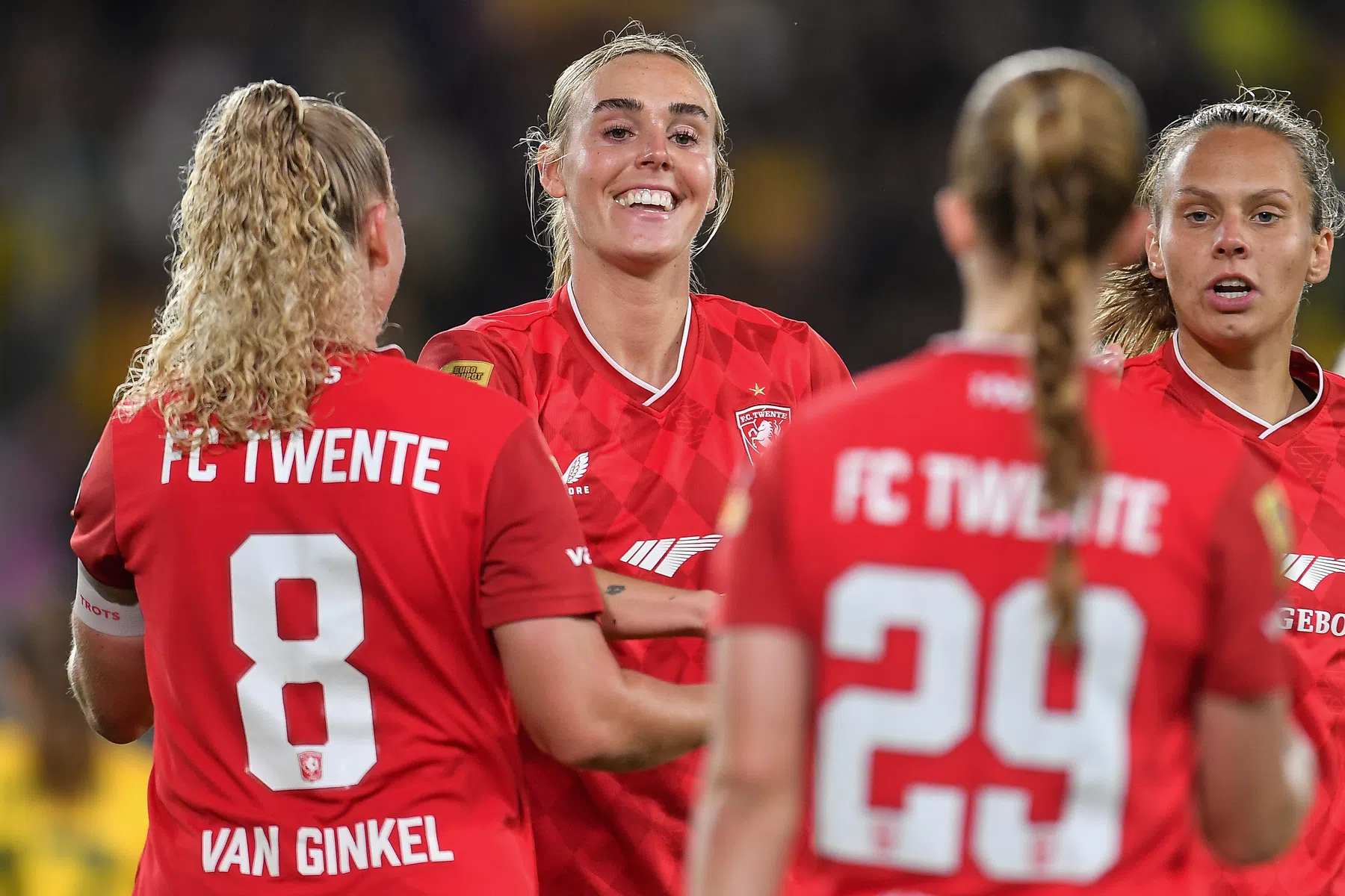 FC Twente Vrouwen bijna zeker van CL-groepsfase na 0-4 zege | VoetbalNieuws