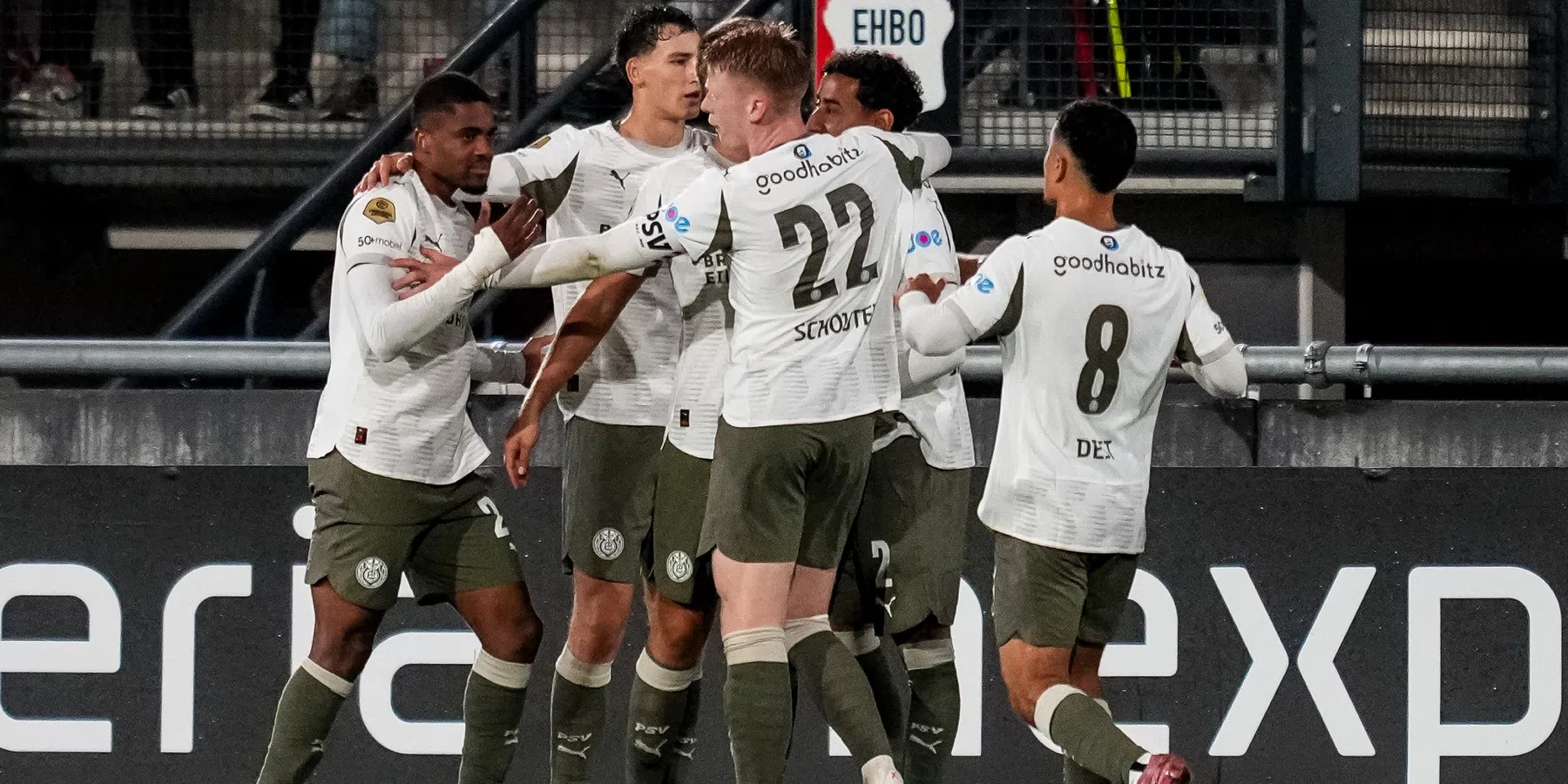 Spectaculair duel in Nijmegen: PSV wint doelpuntenfestijn van NEC