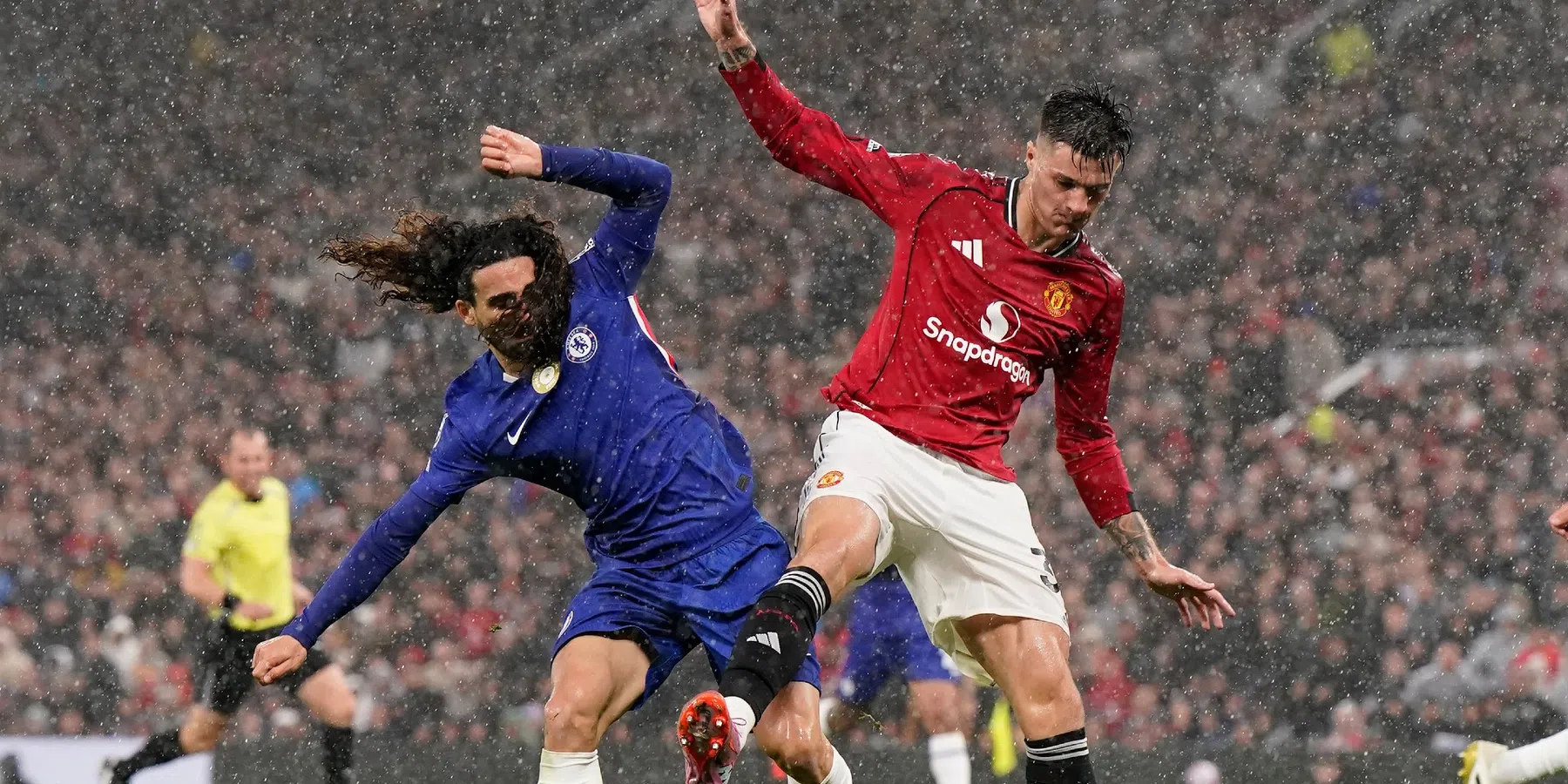 United overleeft regenstroom op Old Trafford en wint topper van Chelsea