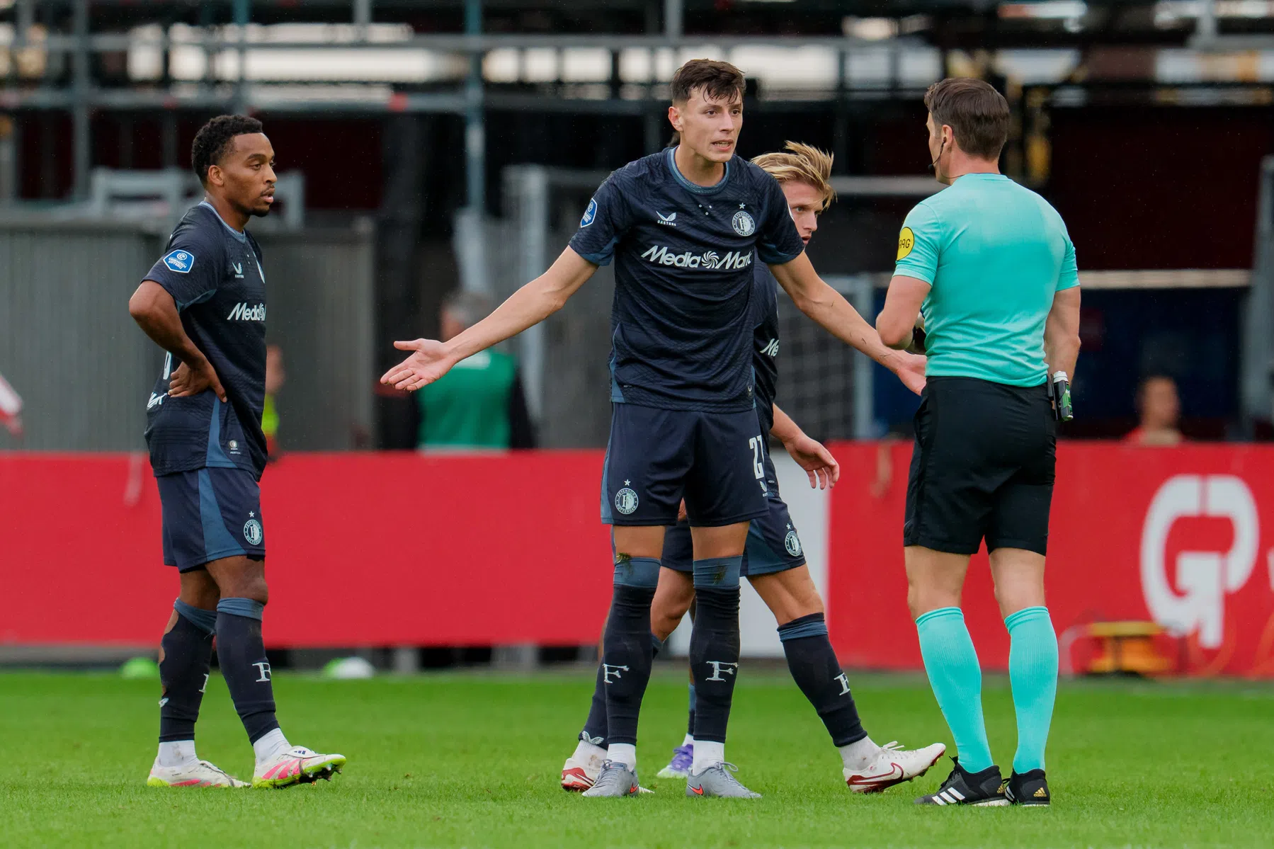 Van Persie hekelt tweede gele kaart Ahmedhodžić tegen AZ | VoetbalNieuws