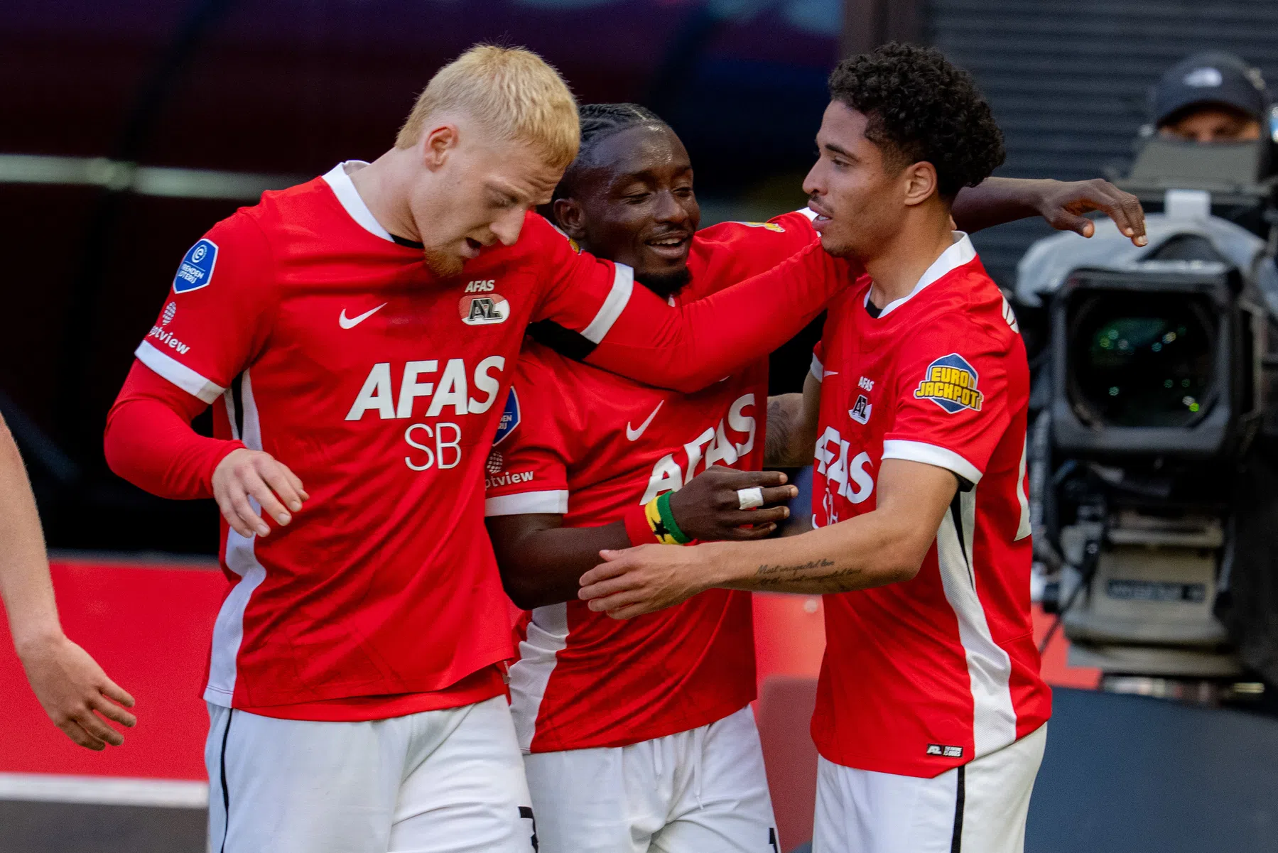 Waar en hoe laat kun je AZ - PEC Zwolle live kijken? | VoetbalNieuws