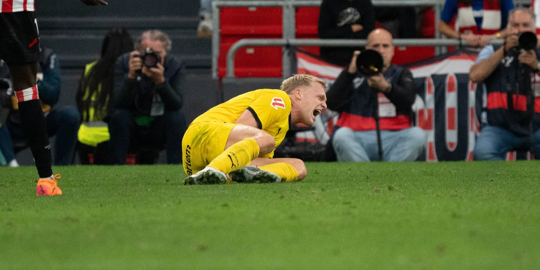 Zorgen om Van de Beek: blessure lijkt erger dan vooraf gedacht