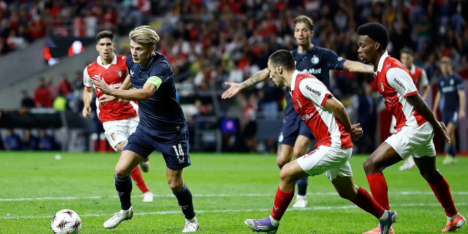 Kranten bekritiseren Van Persie na domper: 'Erbarmelijk, teleurstellend en slap'