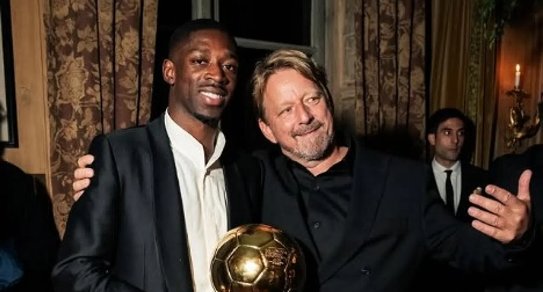 Dembélé poseert met Mislintat na winst Ballon d’Or | VoetbalNieuws