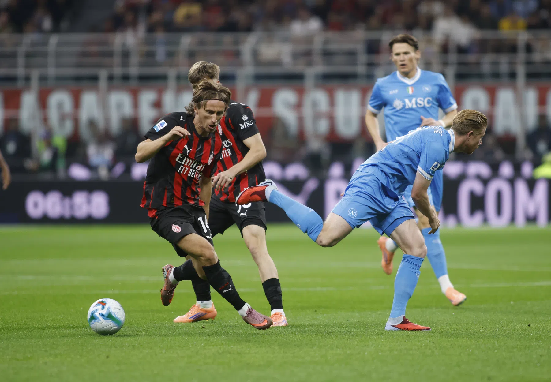 Milan verslaat Napoli in spektakelduel: eerste nederlaag voor kampioen | VN
