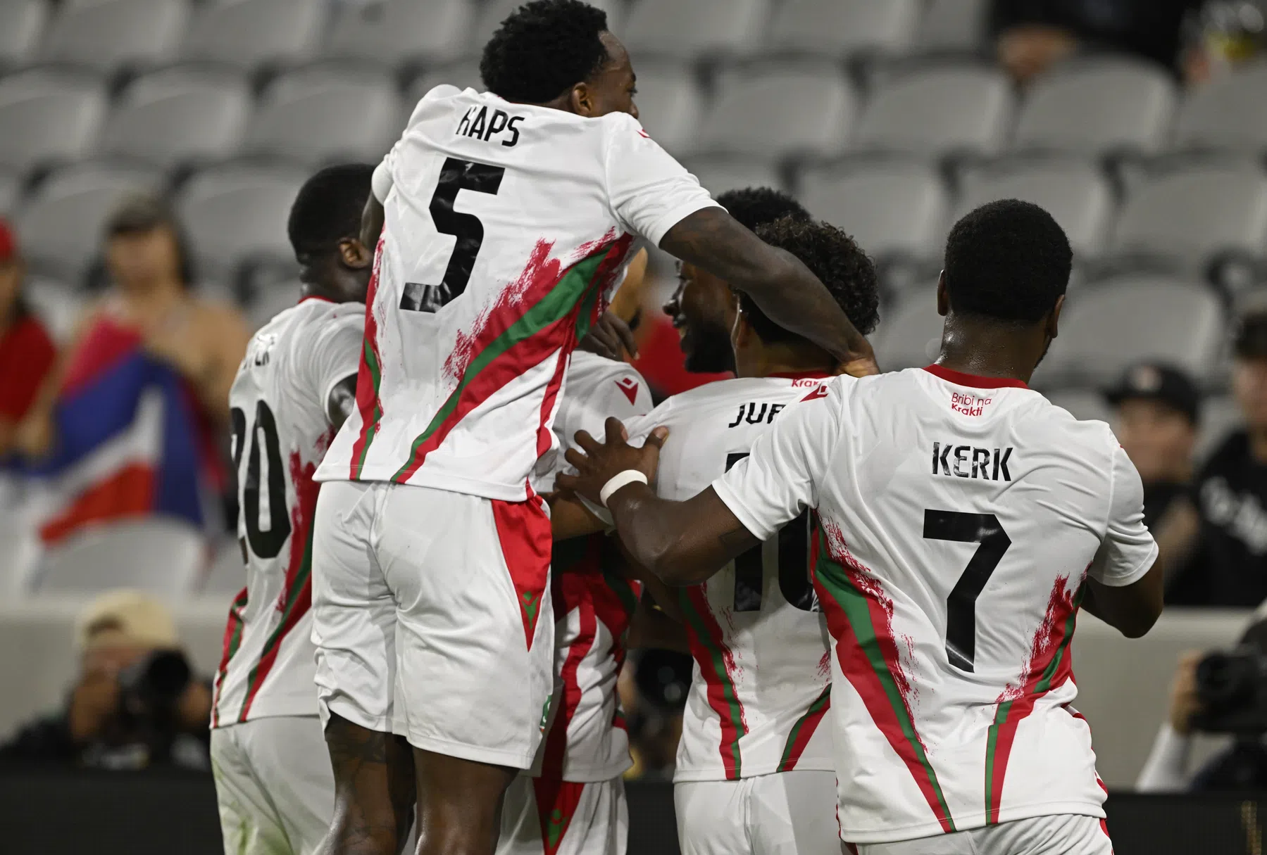 FIFA straft El Salvador na racistische spreekkoren tegen Suriname | VoetbalNieuws