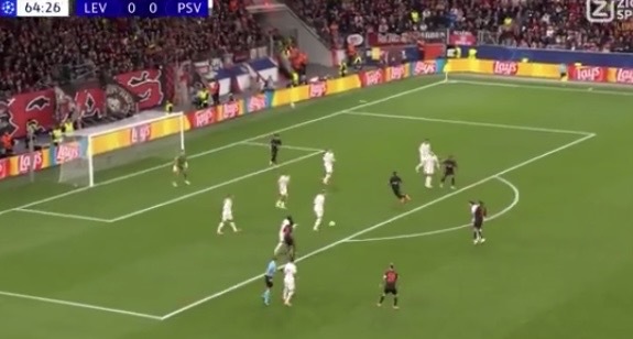 Leverkusen profiteert optimaal van geklungel in PSV-defensie