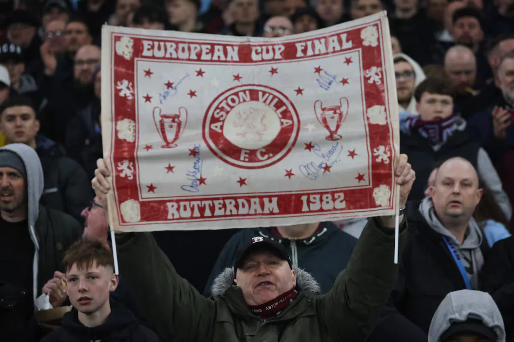Waarom De Kuip heilige grond is voor Aston Villa-fans | VoetbalNieuws