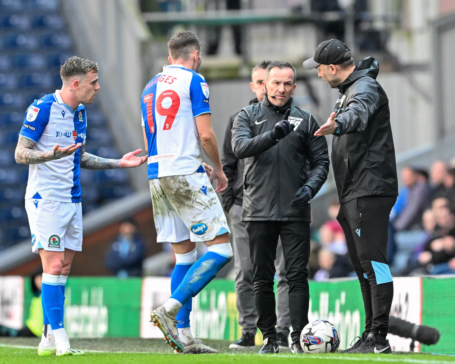 Blackburn - Ipswich volledig overgespeeld na regenchaos in Championship | VN
