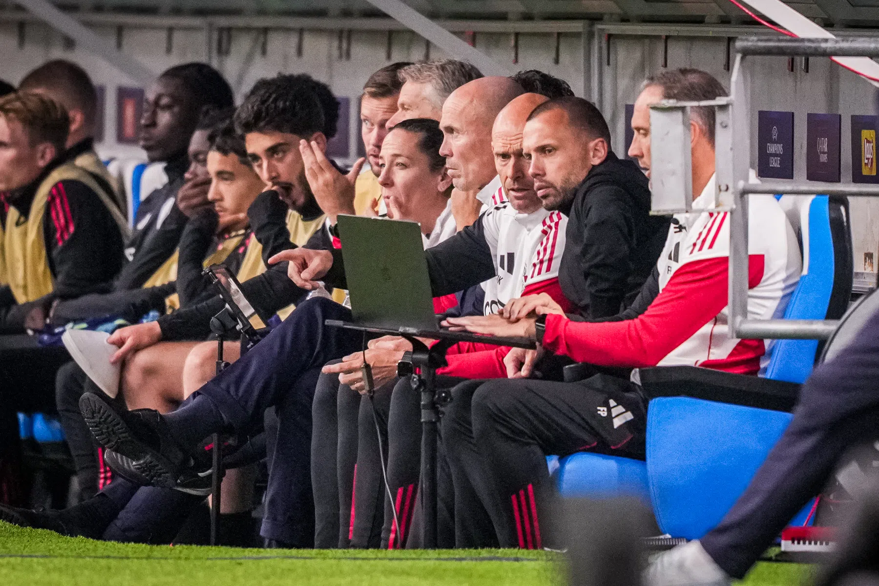 Ajax houdt vast aan John Heitinga en zoekt versterking in technische staf | VN