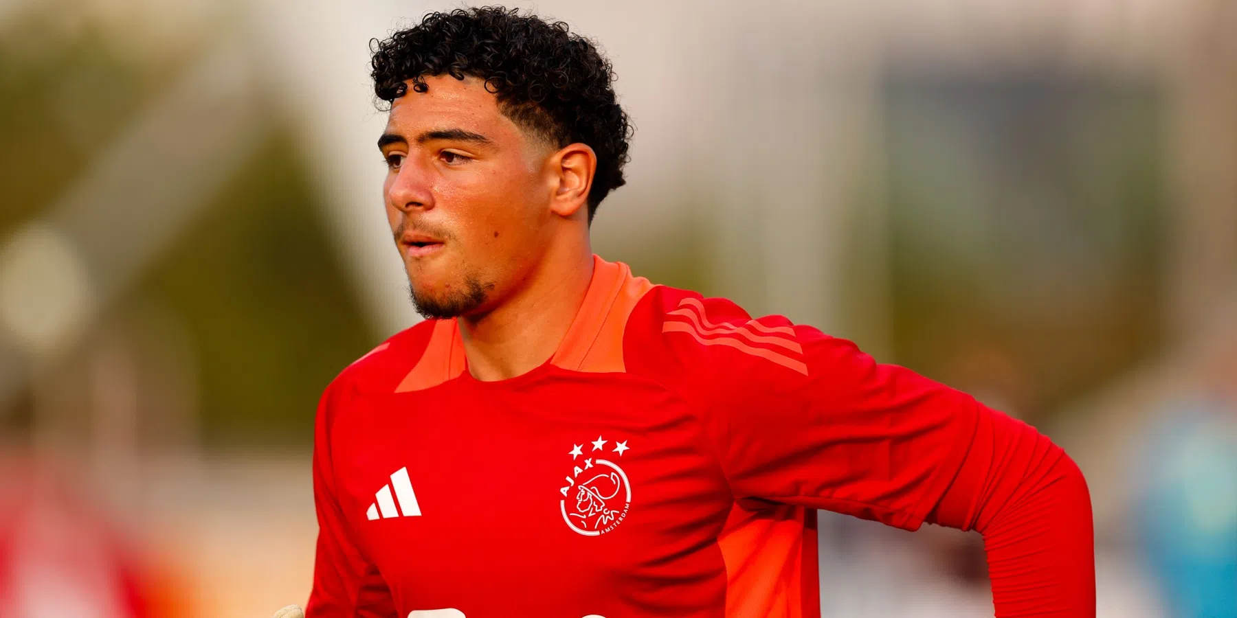Ajax toont vertrouwen: talentvolle doelman tekent eerste profcontract in Amsterdam